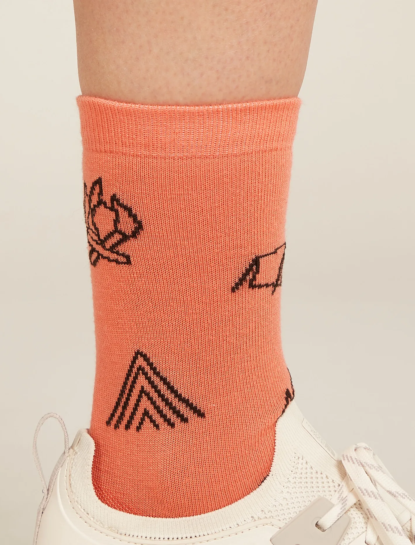 Icebreaker Socks^Women's Merino Lifestyle Ultralight Crew Socks Camp Essential Tang/Bittersweet